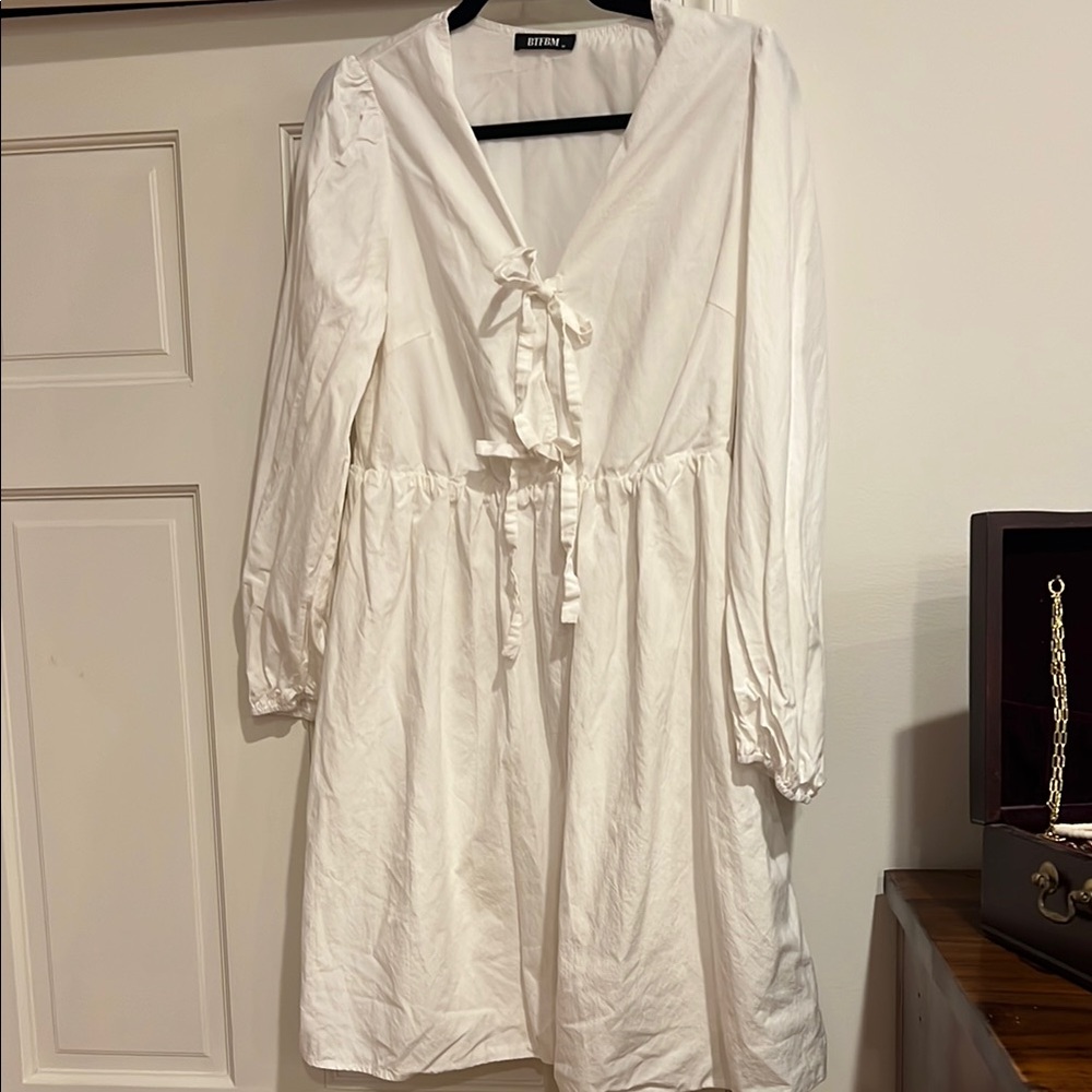 White long sleeve Sleeve dress with the front